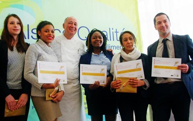 Le président du jury Marc Haeberlin a récompensé la meilleure équipe du concours, composée de quatre élèves du lycée Alexandre-Dumas d'Illkirch-Graffenstaden.