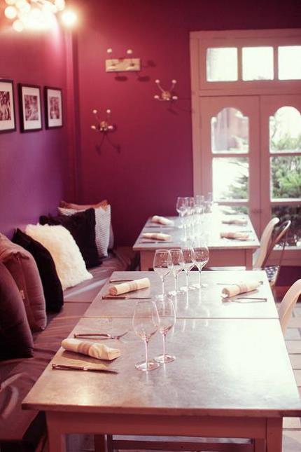 Photos personnelles en noir et blanc, objets chinés, tables en zinc... Le restaurant de Pierre et Fanny Augé fait penser à une maison de famille