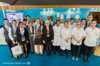 Les jeunes de l'EPMTTH au salon MDD avec leur professeurs cuisine et restaurant et le chef de...