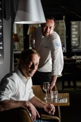 Jean-Charles (assis) et Ludovic Allard ont gagné leur pari en faisant monter en gamme leur bistrot...