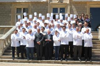 Au centre : Hervé Fleury et Gérard Pélisson. Des chefs étoilés venus en réunion, en parallèle de la...