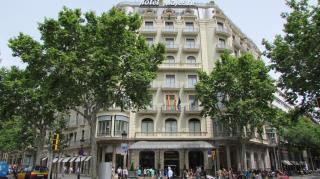 La façade du Majestic domine  le Passeig de Gracia, les « champs Élysées » de Barcelone