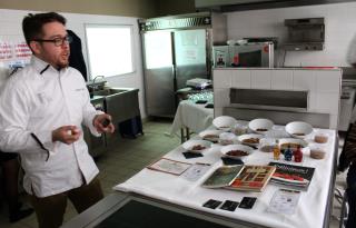 Le chef d'origine mexicaine Antonio Barenque Cortes cuisine sauterelles, vers, thermites ou...