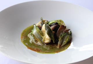 Velouté d'herbes, morilles, crêtes de coq et gnocchis de ricotta mijotés, une recette de...