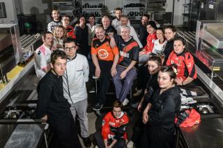 Les jeunes ravis de leur repas en compagnie des chefs étoilés Luc Mobihan et Jérémie Le Calvez.