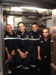 Dans la cuisine du sous-marin, de g. à d., Arnaud Bozonnet, commis, Ludovic Chilini, cuisinier,...
