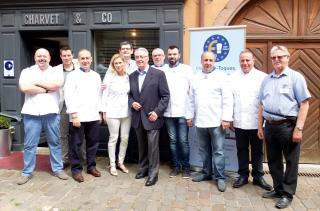 Christian Leclou, Benoît Charvet et Daniel Rameau, membres d'Euro-Toques entourés de chefs...