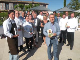 Jacques Gantié entouré des chefs qui avaient préparé les buffets du cocktail du Clos des Roses.