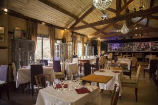 La salle du restaurant, qui s'ouvre aux beaux jours sur une terrasse ombragée.