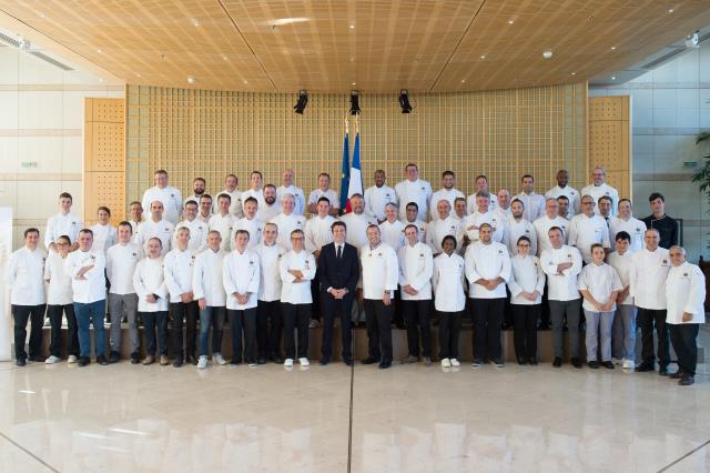 Les membres de l'Association des Cuisiniers de la République Française aux côtés de Benjamin Griveaux, Secrétaire d'État auprès du ministre de l'Économie et des Finances.