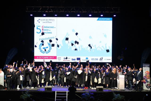 Laché de châpeaux des 1000 diplômés 2017 de la Faculté des Métiers de l'Essonne. Revêtus des traditionnelles toges et coiffes