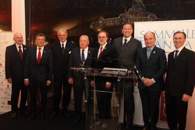 Huit Meilleurs sommeliers du monde étaient présents à Paris. De gauche à droite : Jean-Claude Jambon (France, 1986), Serge Dubs (France, 1989), Piero Sattanino (Italie, 1971), Jean-Luc Pouteau (France, 1983), Philippe Faure-Brac (France, 1992), Andreas La