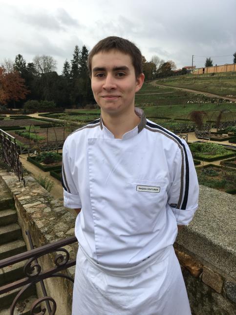 Benjamin Couturier, 16 ans, élève en 1ère année Bac Pro Cuisine au Lycée professionnel Edouard Branly de La Roche-sur-Yon, va découvrir la cuisine de Philippe Etchebest.