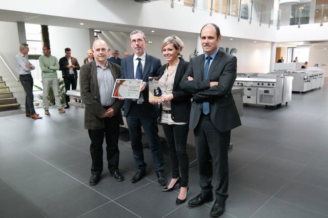 Remise de la distinction aux dirigeants par M. Abadie, vice-président de la Carsat Bretagne et Mme Allanic, représentante de la commission AT/MP.