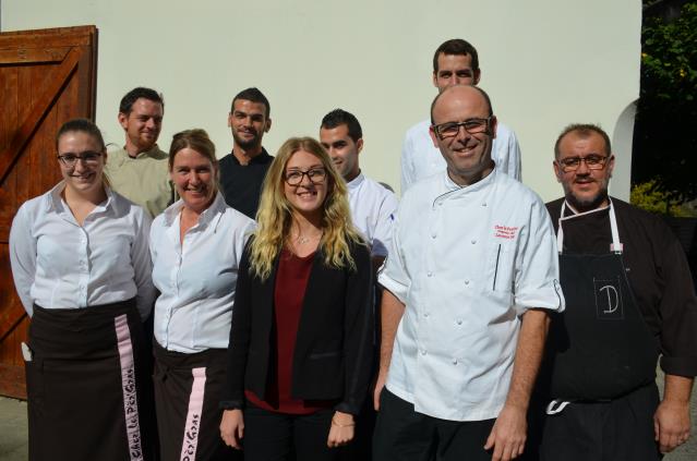 Pour faire tourner sa maison ouverte de mars à décembre, Laurent Gras a besoin d'une équipe d'au minimum onze personnes : cinq cuisiniers, un plongeur, cinq serveurs. Ici au premier rang avec une partie d'entre eux.