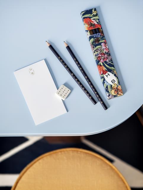 Pour ses hôtels parisiens, Adrien Gloagen a imaginé des dizaines de goodies (crayons à papier, sucettes, vernis à ongles, parapluies...)