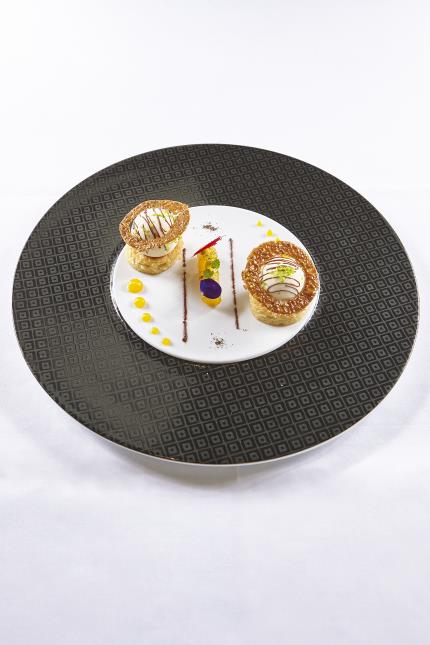 Le dessert de Yannick Simoneau, gagnant du concours 2017 : Fraîcheur exotique, crème légère au mascarpone, biscuit amandes et ananas poché au poivre des cymes