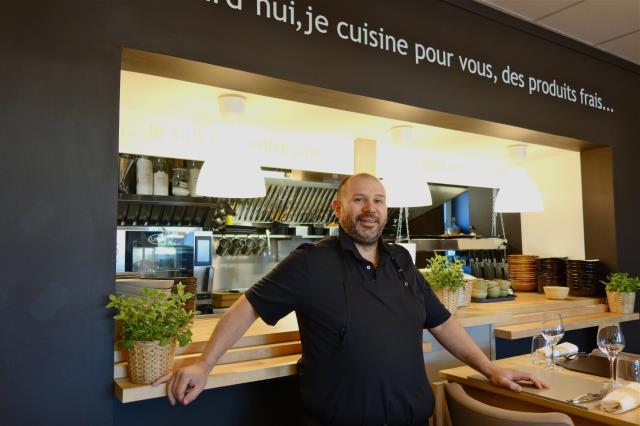 Anthony Ayçaguer travaille face à ses clients dans sa cuisine ouverte sur la salle