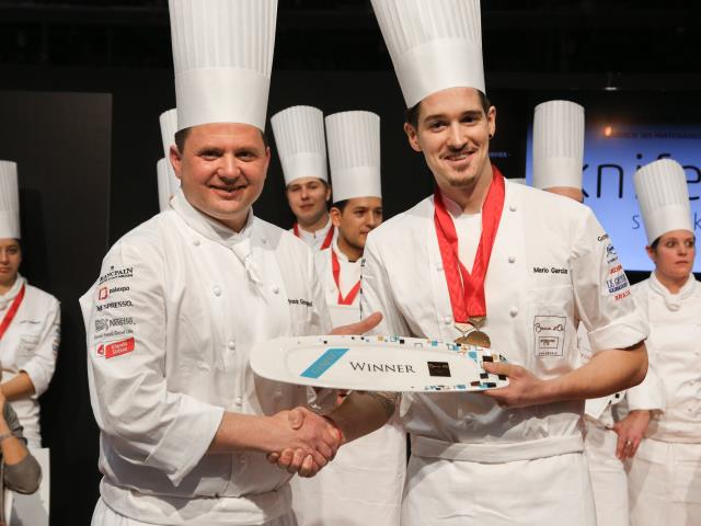 Franck Giovanini - chef de Hotel de Ville à Crissier, Président du Bocuse d'Or Suisse , remet le titre à Mario Garcia