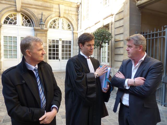 Maitre Phillppe Meilhac expliquant le déroulé de la procédure aux deux restaurateurs Michel Raymond du cadet de Gascogne et Henri Boulard propriétaire de la Mère Cathérine et de la Crémallière  venus assister à l'audience le 12 mars 2015 devant le tribuna