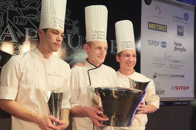 Les lauréats du Championnat du Monde de Pâté Croûte 2016 : le vainqueur Jérémy Delore entouré de Chikara Yoshitomi (2ème) et Aymeric Buiron (3ème).