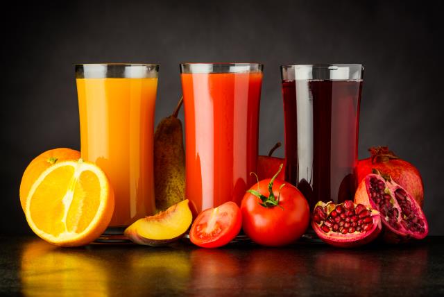 Un jus d'orange maison a des valeurs nutritionnelles très proches d'une orange fraîche, et couvre la moitié des besoins journaliers en vitamine C.