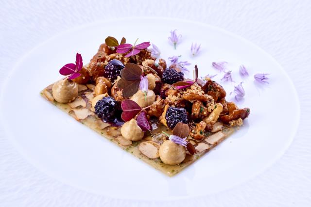 FRICASSÉE DE GIROLLES, CRUMBLE DE NOISETTES & OXALIS  MÛRES AU VINAIGRE COMME LES AIMAIT MA MÈRE