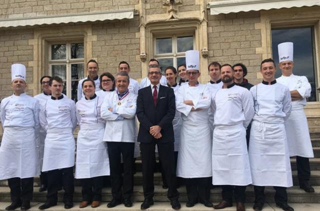 les 13 apprenants accueillis à L'institut Paul Bocuse par Dominique Giraudier et Christian Vabret