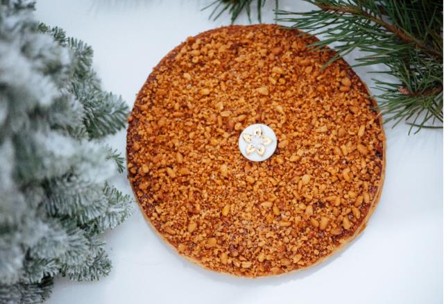 La galette des rois de Michaël Bartocetti pour le Shangri-La Paris : pommes confites façon tatin et frangipane aux pignons de cèdres sauvages.