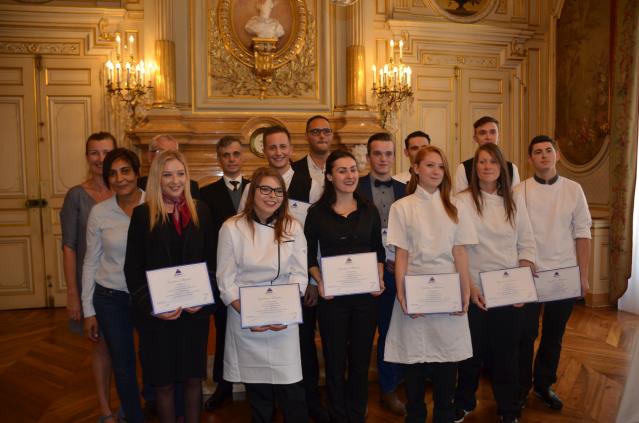 Photo souvenir des dix apprentis lauréats avec au dernier rang, Fabien Zebbar, président de l'Umih38 (au centre), à sa droite Lionel Beffre, Préfet de l'Isère, et tout à gauche, Dominique  di Caro, présidente de la branche restauration de l'Umih38.