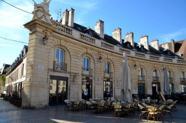 A l'angle de la rue Vauban et de la place de la Place de la Libération, la BHV et ses deux terrasses vient de s'offrir une salle à l'étage.