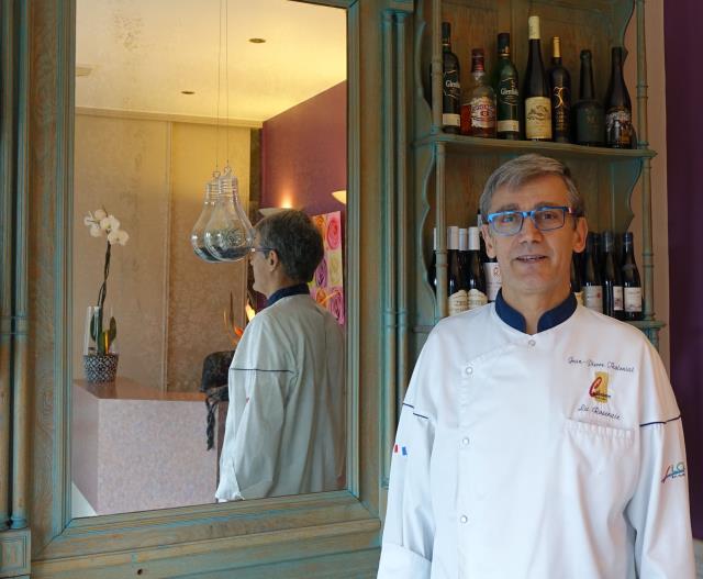 Jean-Pierre Tholoniat, originaire de Montbrison comme son épouse Marie-Claude, s'est installé à la Roseraie il y  a25 ans. Il est président des Cuisiniers de la Loire depuis avril 2017.