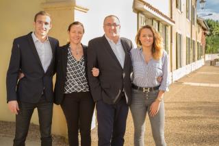 rmand Méchali aux côtés de son épouse et de ses enfants devant le restaurant Chapel. Un projet...