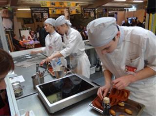 Les élèves de l'Orléanais ont pu argumenter sur l'utilisation des produits présents sur le salon...