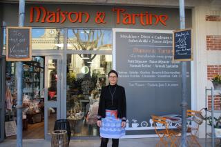 Rika Bossu, devant sa boutique à Arcachon, réunit restauration et décoration dans un seul espace.