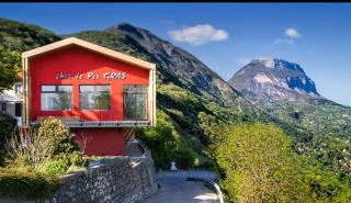 Le restaurant « Chez le Pèr Gras » dans son nouvel écrin, comme posé en équilibre à l'articulation...