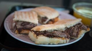 Sandwich à l'effilochée de paleron de boeuf chez Paulette, la nouvelle sandwicherie de Grégory...