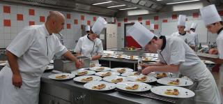 Frédérique Huret et des élèves pour l'envoi du Pont-Neuf de Foie gras.