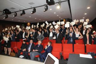 Les récipiendaires du lycée jean Drouant brandissemnt fièrement leurs diplômes, au premier rang...