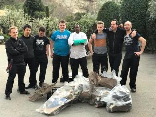 L'équipe de Glenn Viel et leur 'trophée'. 30 kgs de déchets qui ne resteront pas dans la nature.