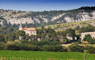 Le Château Capitoul dans son écrin de vignes et de garrigue