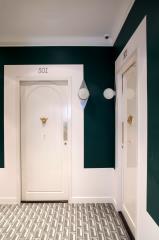 Des portes comme celles des maisons, dans les couloirs de l'Hôtel des Grands Boulevards, à Paris...