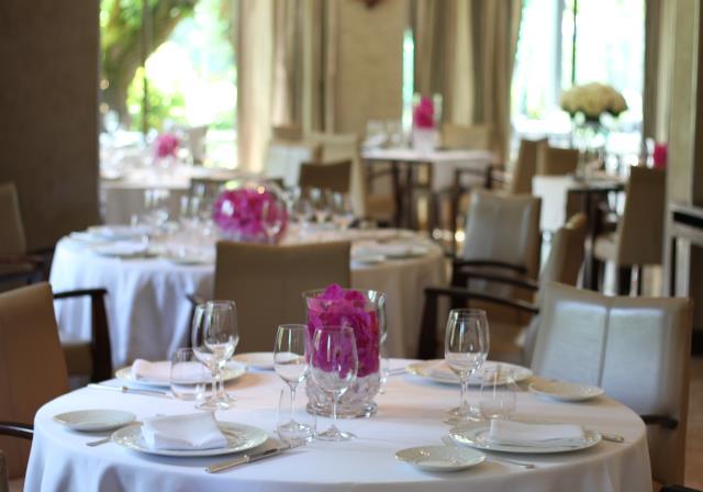 La salle de restaurant a été entièrement redécorée, alliant esprit provençal et design contemporain.
