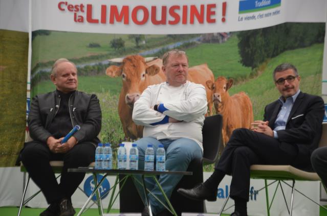 De g à d : Joël Robuchon, le chef le plus étoilé Michelin au monde, Bernard Leprince, responsable des restaurants et brasseries du groupe Frères Blanc et Christophe Schiano Lomoriello, directeur de l'offre de Transgourmet France.