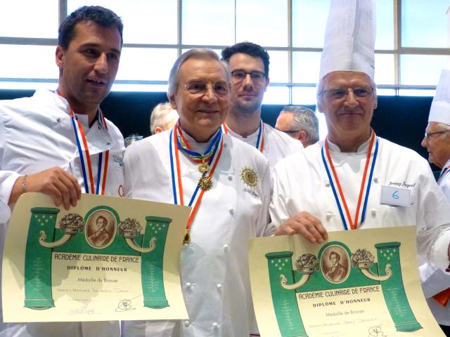 Michel Pasquet avec le duo qui a remporté le premier prix. De gauche à droite : le handballeur professionnel Frédéric Dole et le chef Jenny Jacquet.