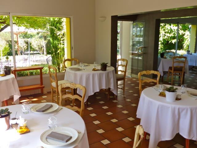 L'auberge dispose de 2 salles et d'une terrasse ombragée.