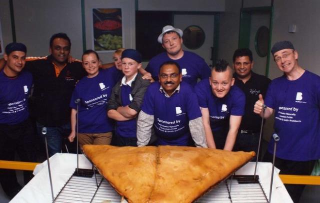 Le plus grand samosa est anglais et pèse 110,8 kg.