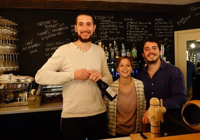 Alexandre Szubski (expérience chez la Mère Brazier), Amélie Desanges (expérience chez Michel Guérard) et Alexandre Desanges (Régis Marcon et trophée Mumm en 2014) ont investi 150.000 € et proposent des vins de 7 à 178 € la bouteille et des assiettes de 5 