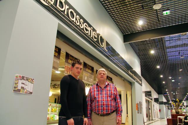 Située dans une aile de la galerie commerciale surnommée 'la galerie fantôme', la Brasserie Gil est entourée de magasins fermés affichant des pancartes 'à louer' ou 'à vendre'.