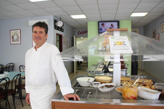 Jean-Louis Bousquet passe tous les midis voir ses clients. 'Quand je vois qu'ils sont contents c'est la meilleure des récompenses.'